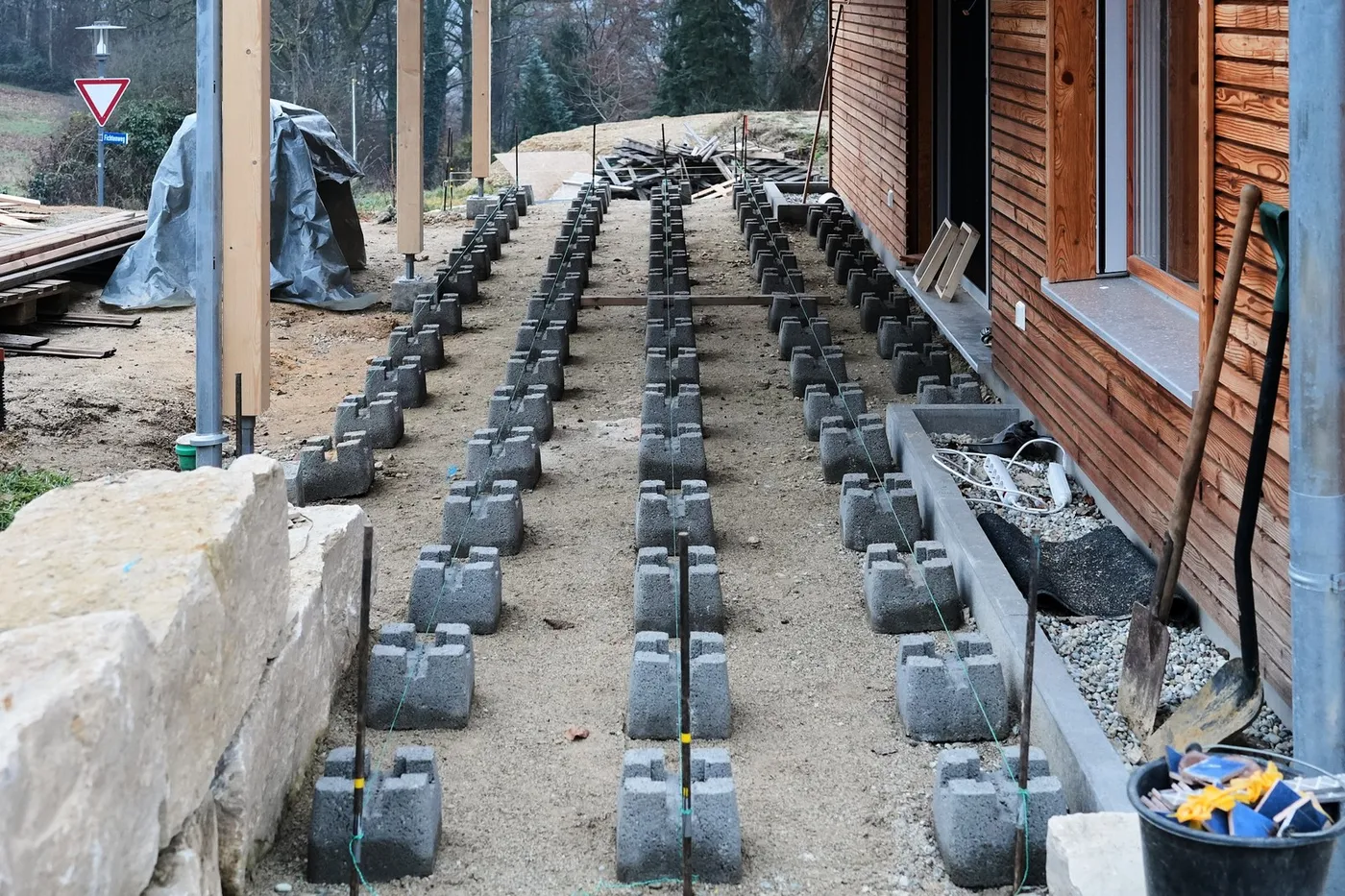 Bauteile im Unterbau eines Weges während der Arbeiten
