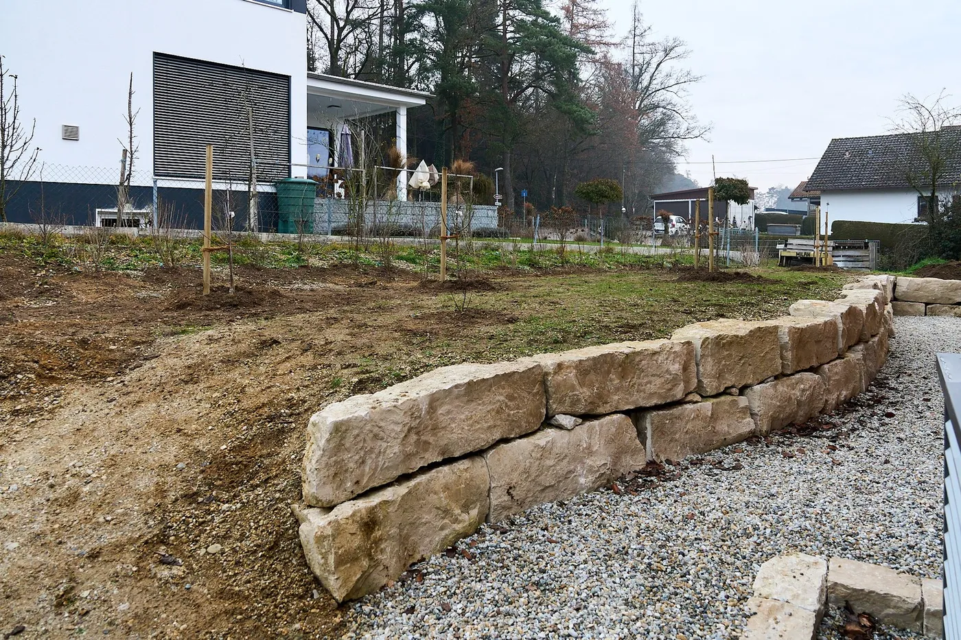 Natursteinmauer entlang eines Gartenwegs