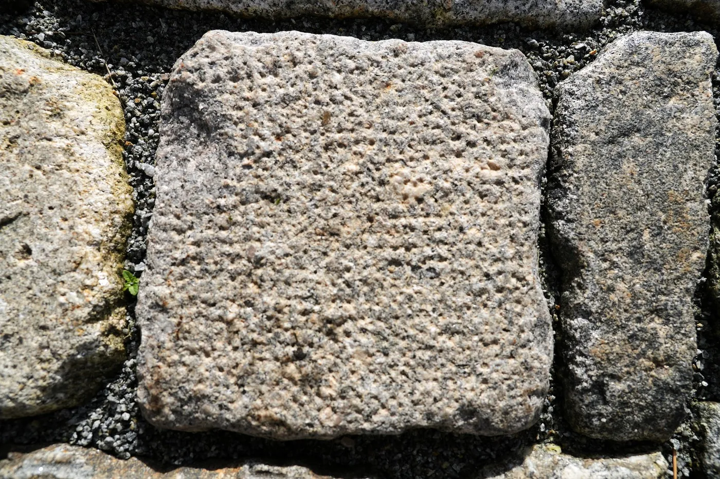 Detail der unterschiedlichen Oberflächen des Granitpflasters