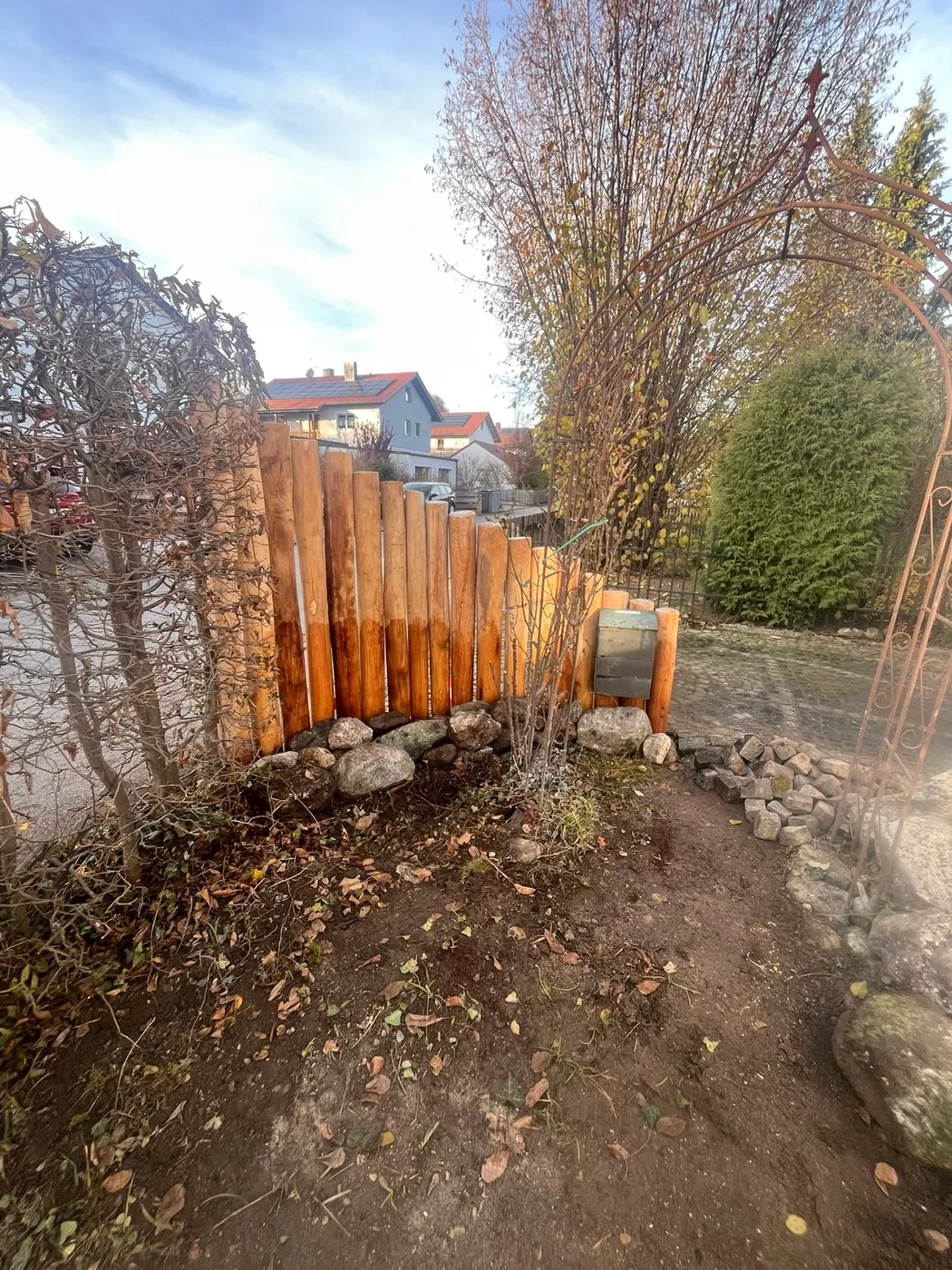 Holzzaun am Rand eines Gartens während der Arbeiten