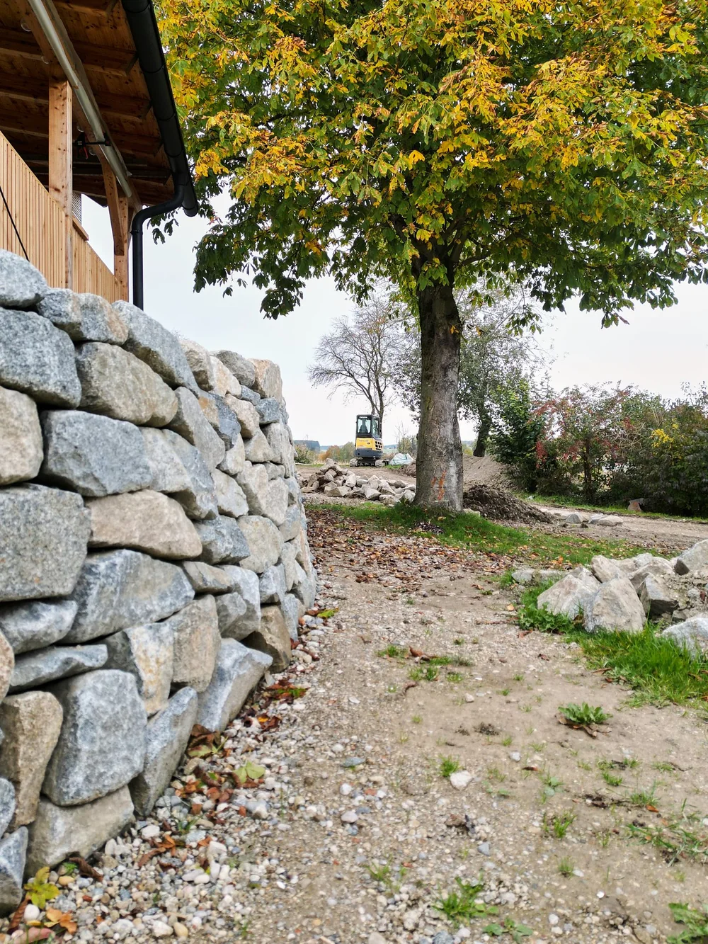 Handwerklich gesetzte Granitsteine einer Trockenmauer von Resiliente Landschaft