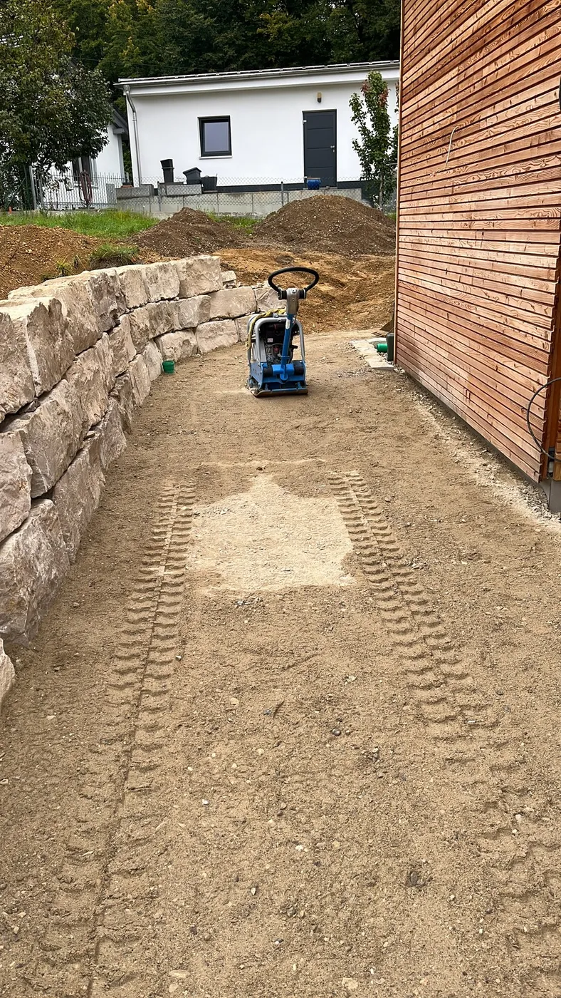 Vorbereiteter Weg entlang einer Natursteinmauer